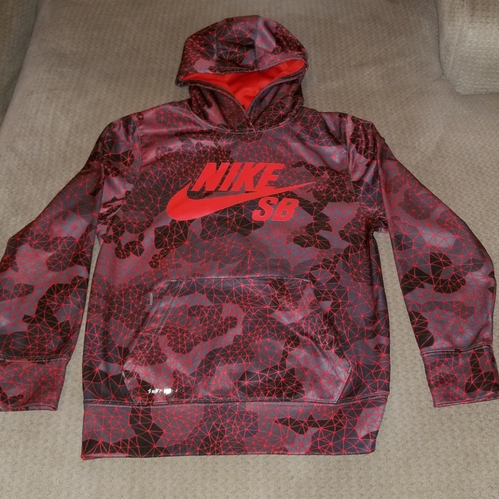 Boys Nike red and black pullover youth medium